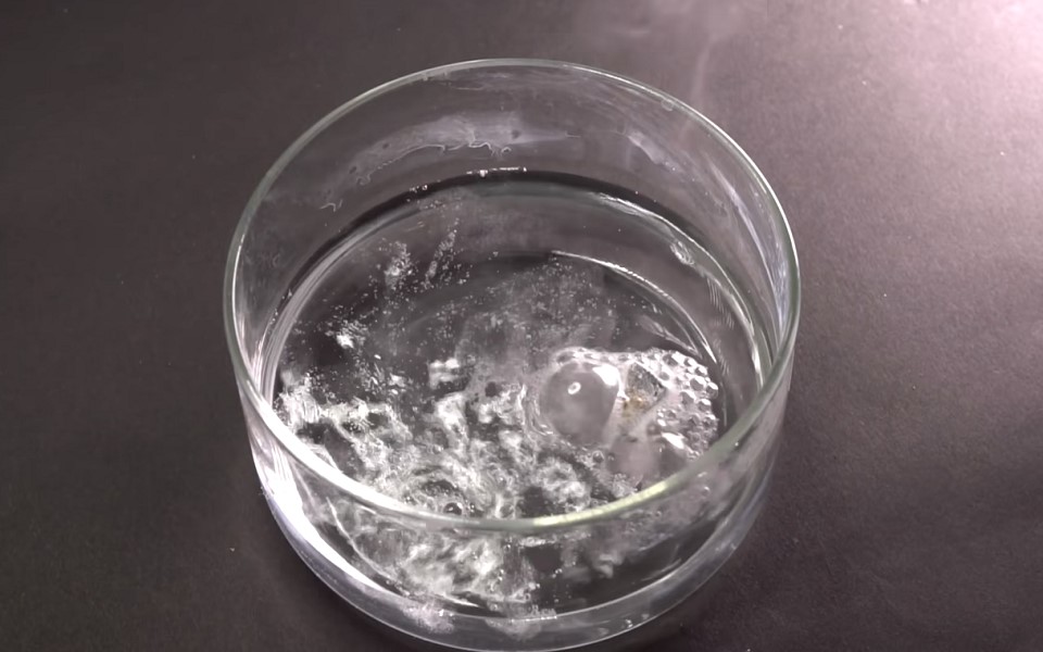 Соединение лития и воды